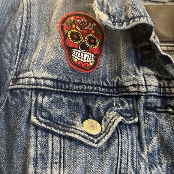 Levi distressed denim jacket w/ Méxican sugar skull/day of the dead patch -XS - Picture 7 of 13